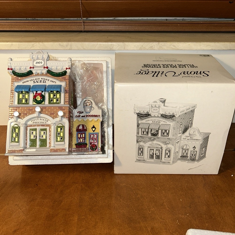 DEPT. 56 SNOW VILLAGE "VILLAGE POLICE STATION #54853 With Box